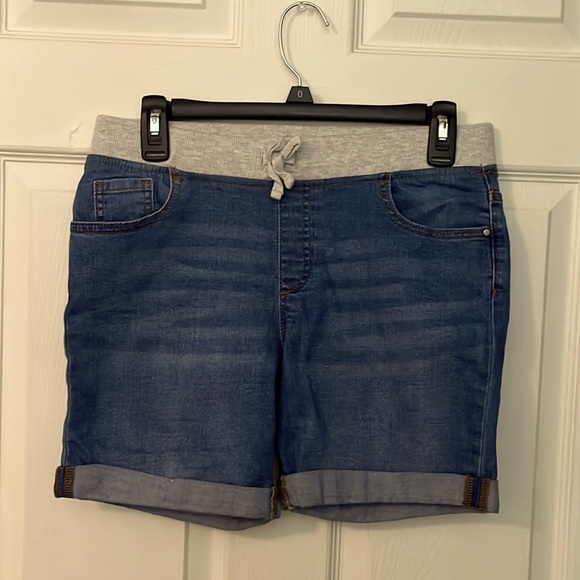 WOMEN’S PLUS SIZE ELASTIC WAIST BERMUDA SHORTS : SIZE 18 - Picture 1 of 2